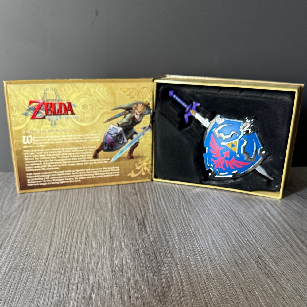 Nintendo Zelda Twilight Princess 1/6th Replica Master Sword / Hylian Shield